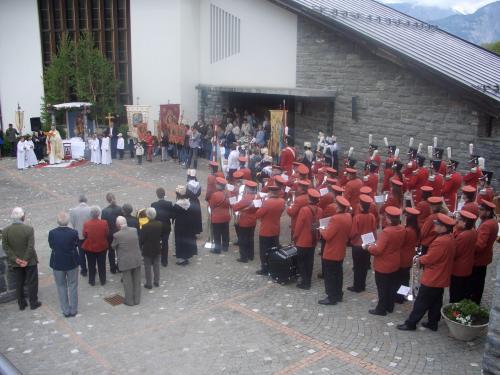 48.mgr-und-tpf.beim-altar-kirche.jpg