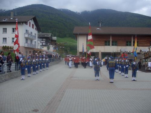 55.aufmarsch-mgr-auf-gemeindeplatz.jpg